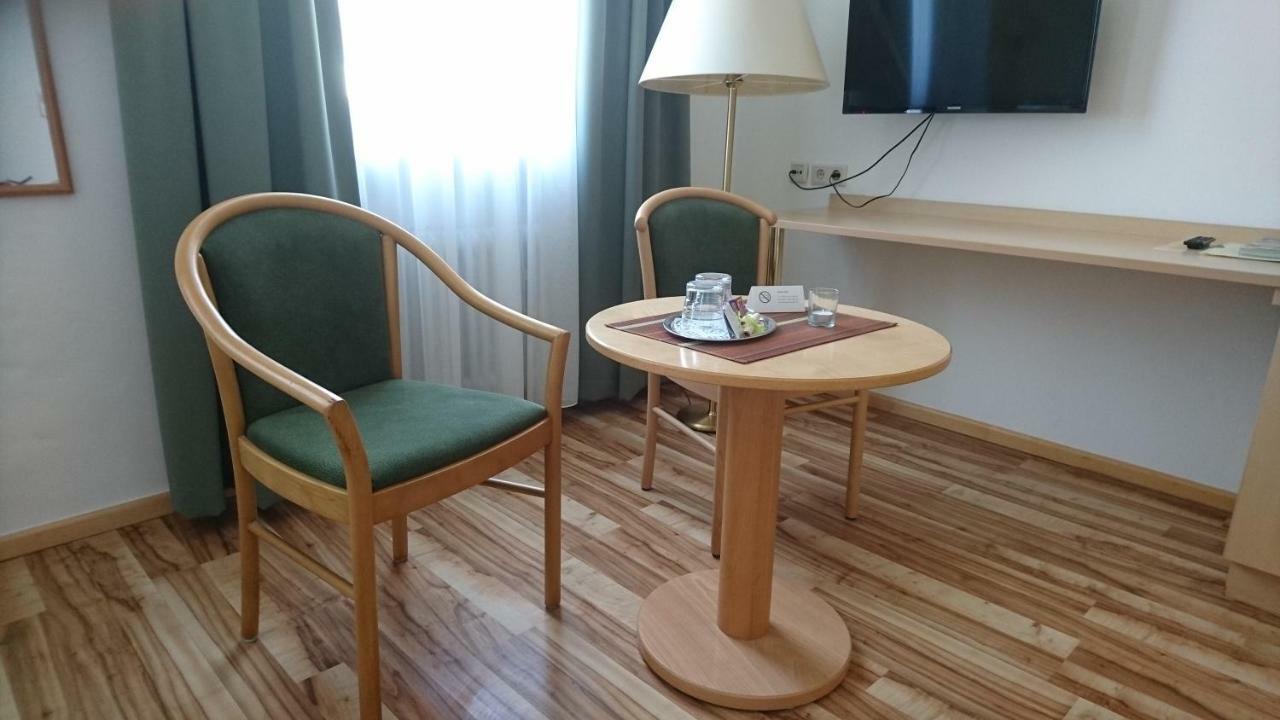 Traditionsgasthof Gruener Baum Bad Staffelstein Eksteriør billede